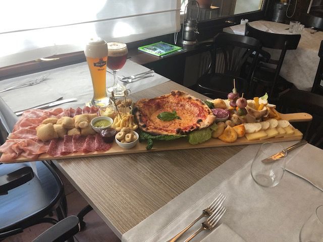 tagliere con salumi per apertivi nel bar in provincia di Varese, Le Grotte di Valganna