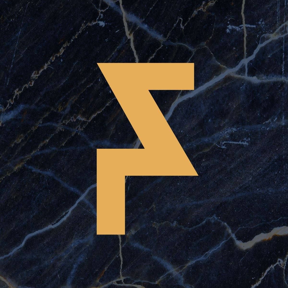 Een gestileerd, goudkleurig geometrisch logo in de vorm van een combinatie van een 'P' en een 'Z' tegen een donkerblauwe marmeren achtergrond.