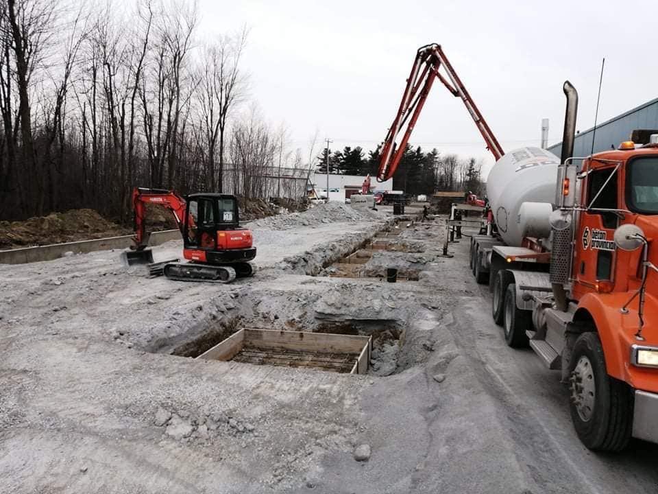 Un chantier avec une bétonnière et une excavatrice