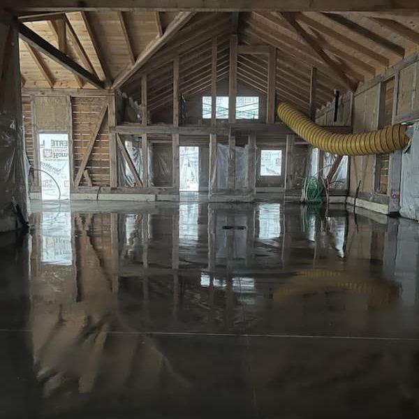 Une grande pièce avec un plafond en bois et un tuyau jaune.