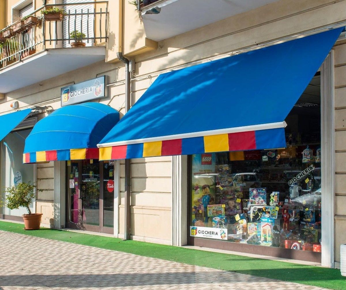 Tende da sole colorate sopra la vetrina di un negozio