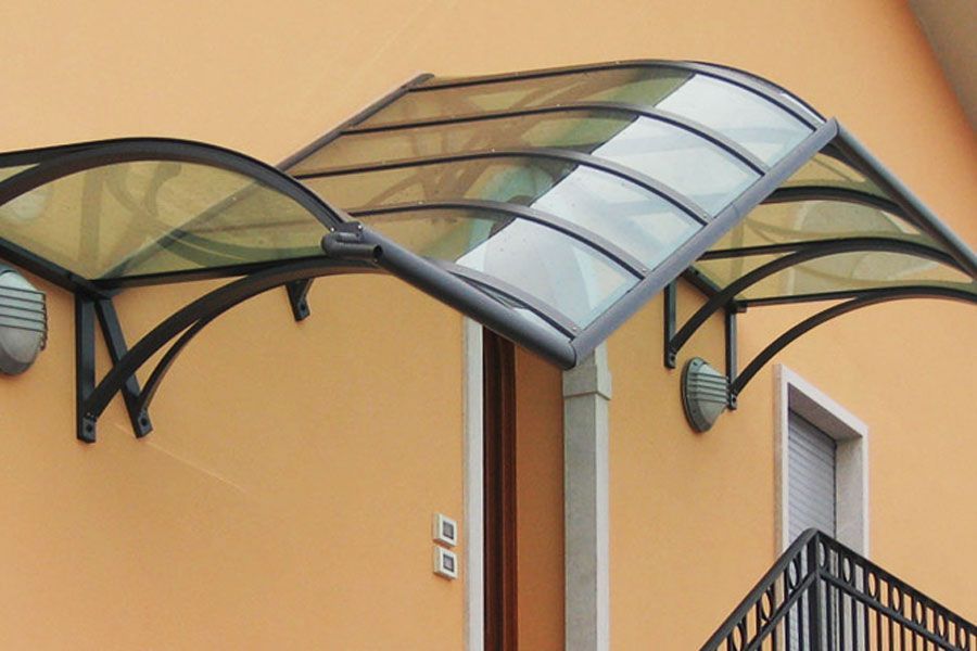 pensilina su ingresso di una casa
