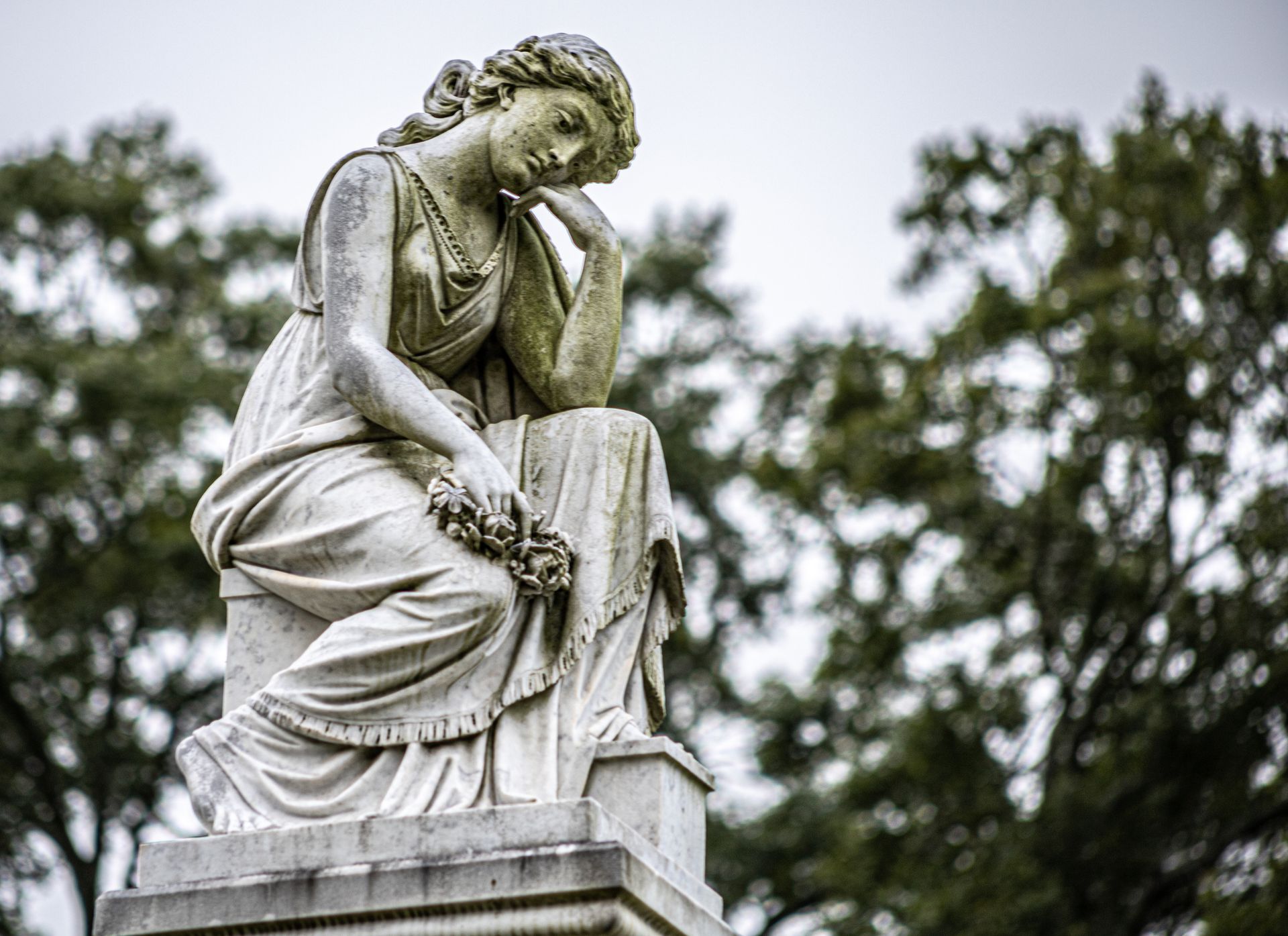 statua figura dolente foto 2