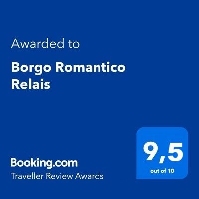 Badge del Booking.com Traveller Review Awards per Borgo Romantico Relais, punteggio 9.5/10 su sfondo blu