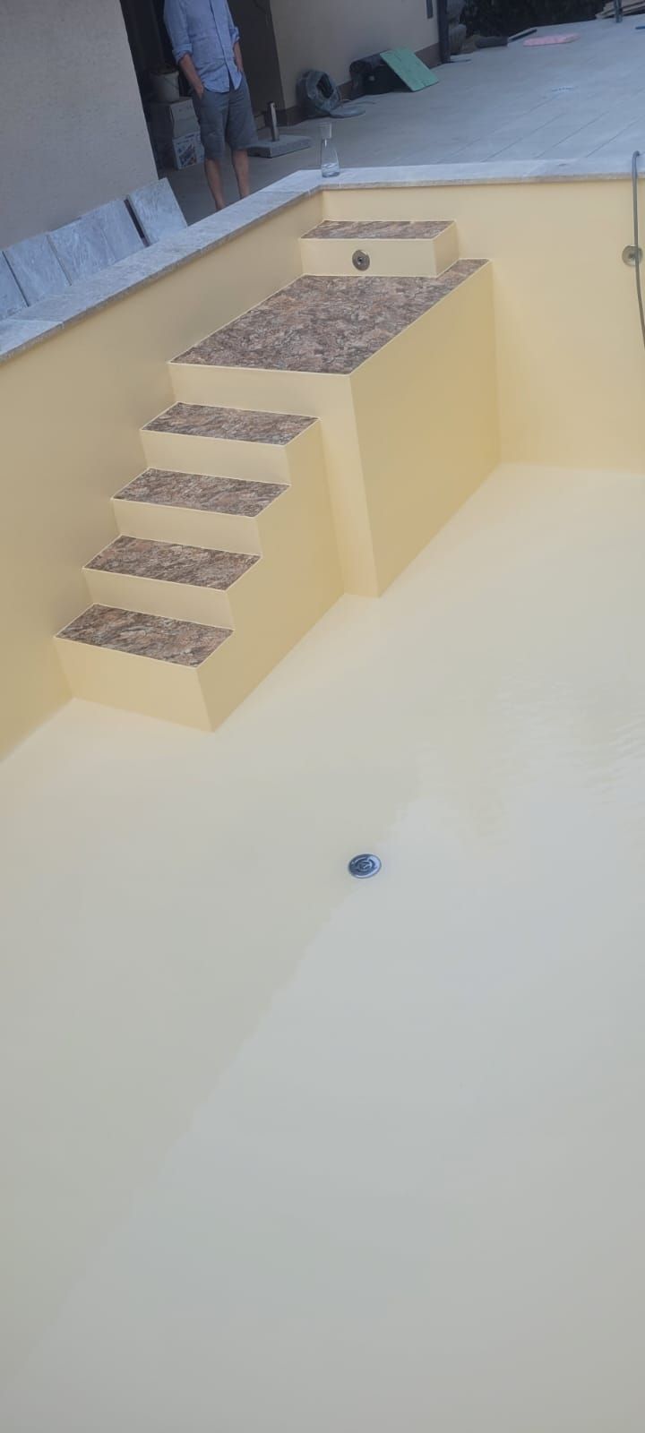 Pool mit schmalen Eckstufen