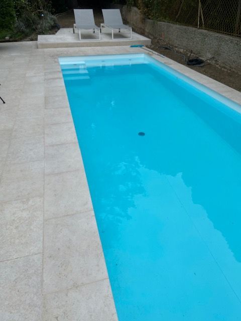 Pool Neubau mit Liegen
