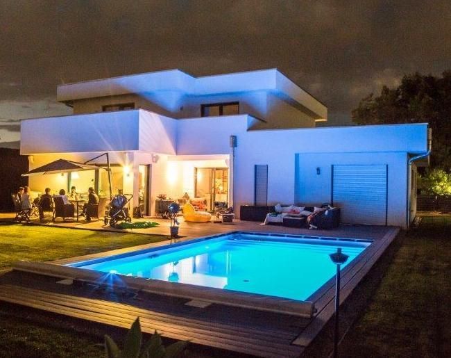 Pool mit Haus