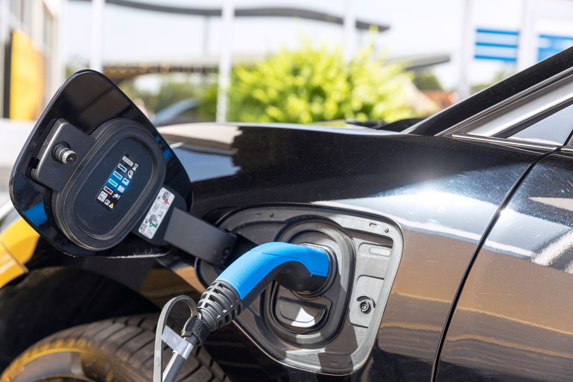 Une voiture électrique est en cours de recharge dans une borne de recharge.