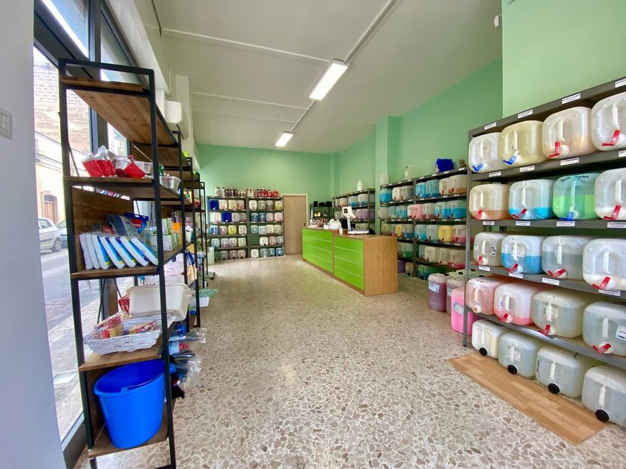 Un negozio pieno di contenitori e scaffali.