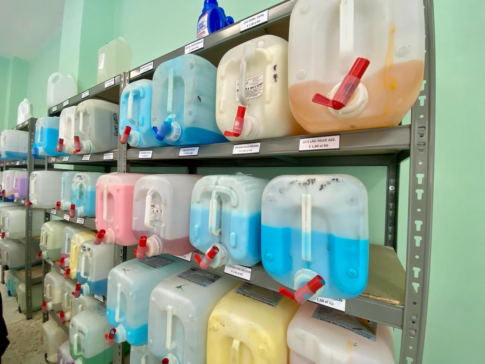 Uno scaffale pieno di contenitori di plastica di diversi colori