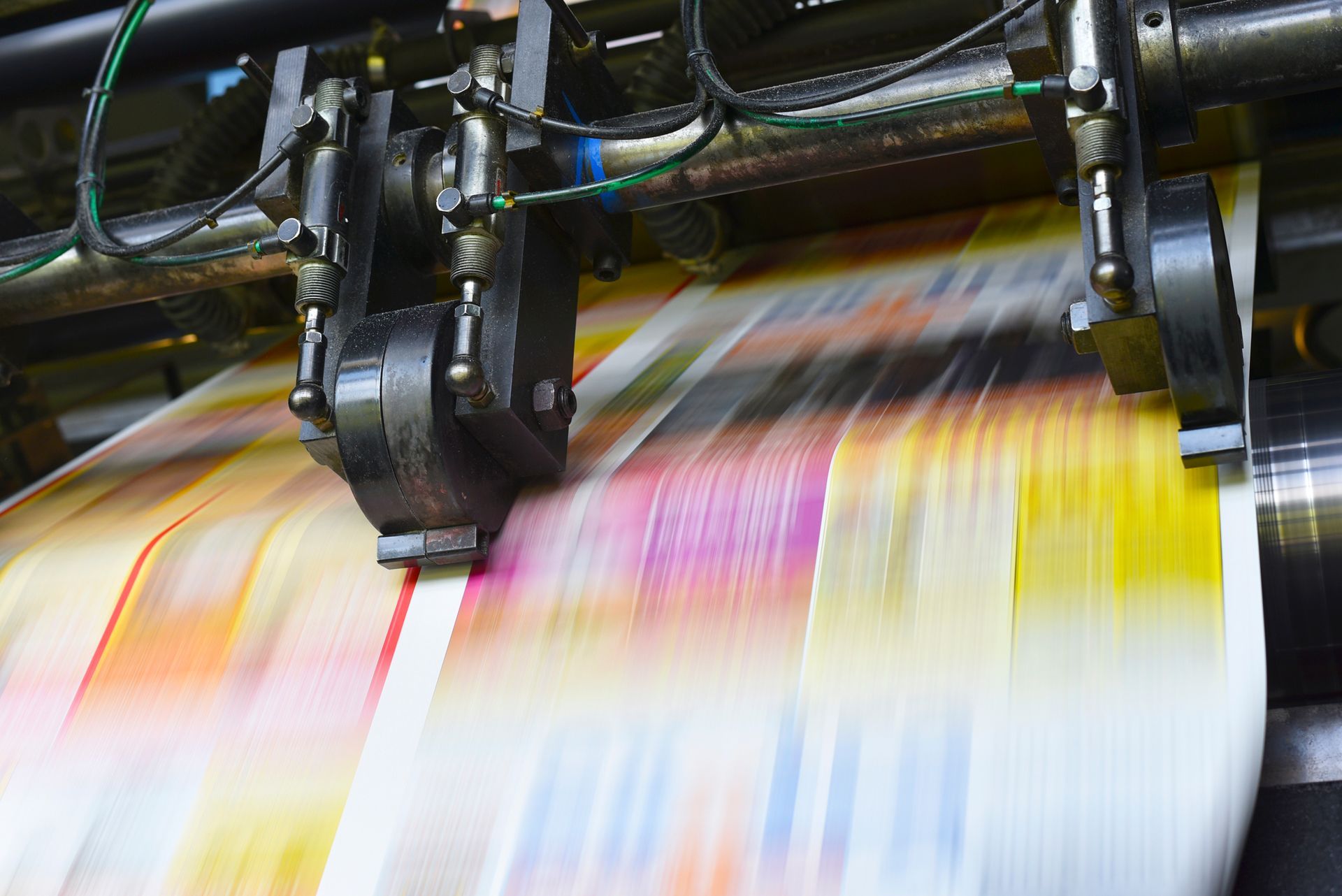 Macchina da stampa che stampa offsett
