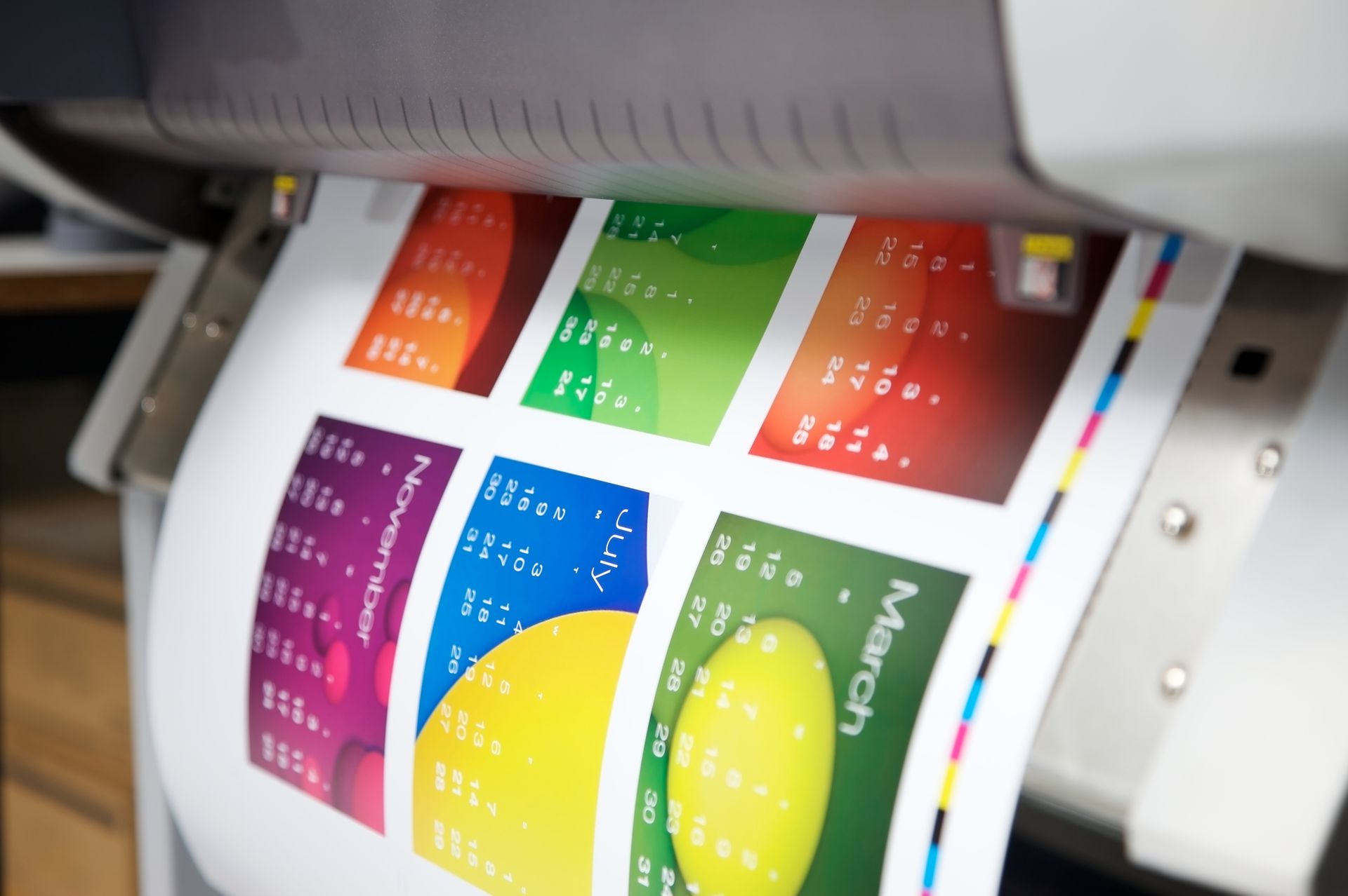 Stampa di un calendario colorato da una stampante di grande formato.