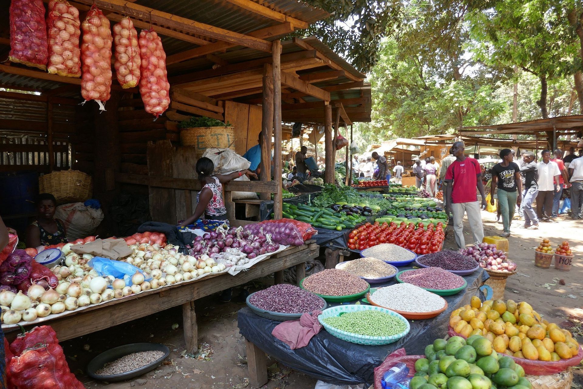A market filled with lots of fruits and vegetables.