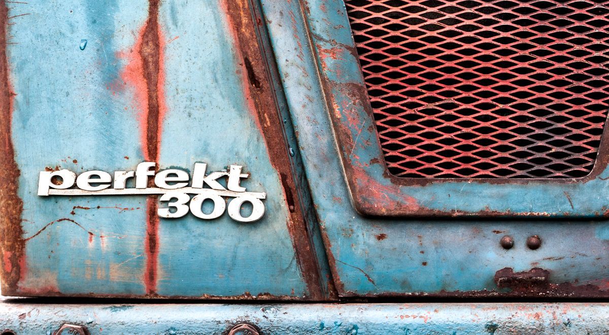 Detail van een roestige trekker