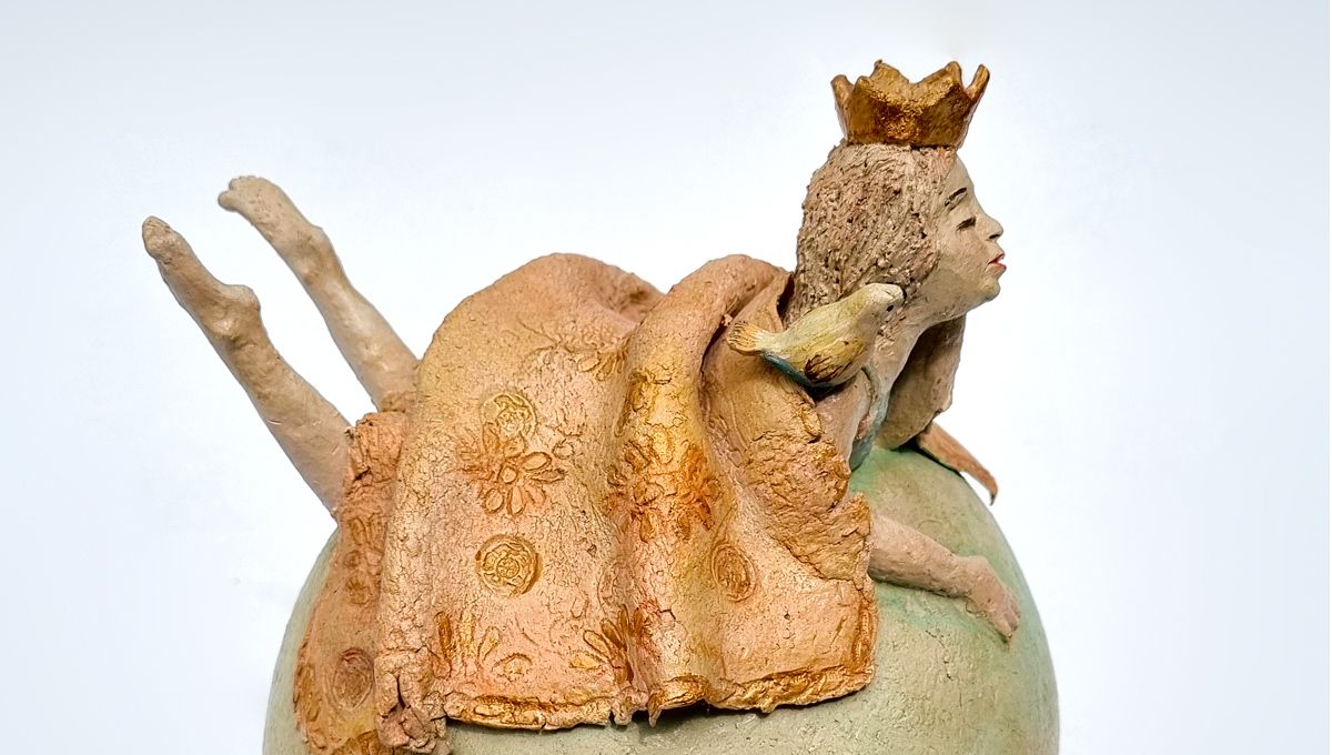 Keramiek kunstwerk van Joke Roberti: prinsesje met vogel op haar schouder