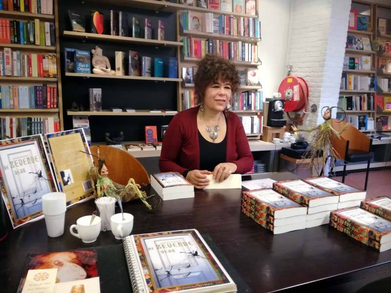 Rosita bij een signeersessie van haar boek De zevende deur