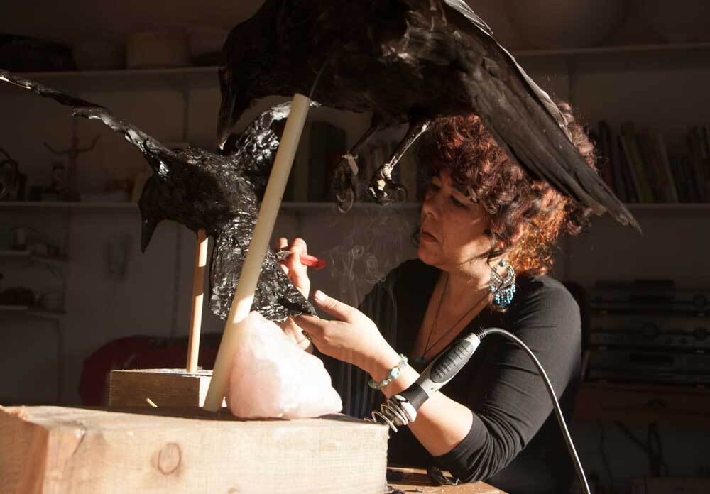 Rosita werkt aan raven in was