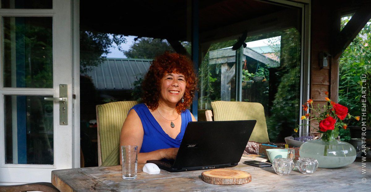 Rosita schrijft haar blog achter de laptop Rosita schrijft haar blog achter de laptop