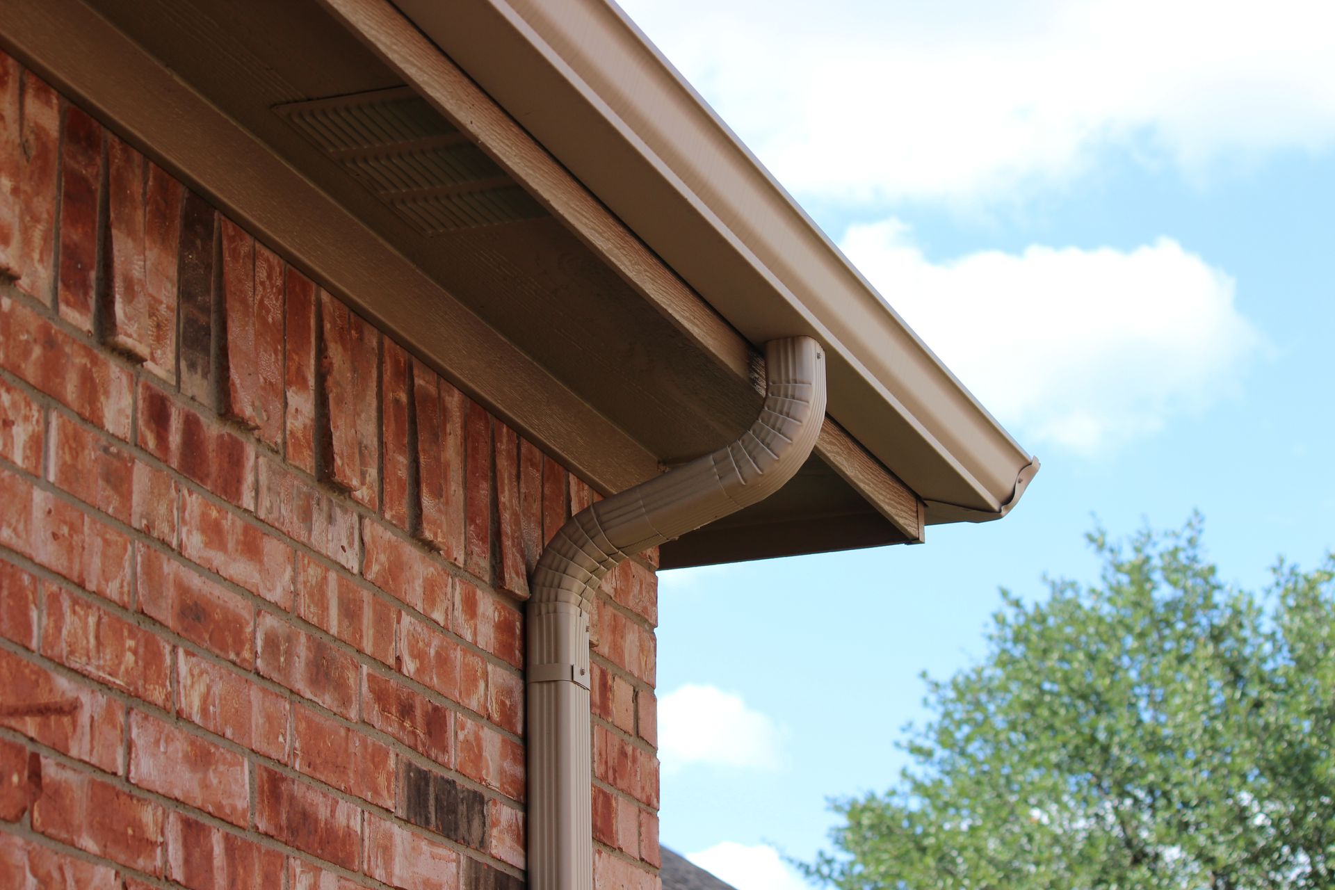 Professional gutter installation on a Central Florida home by Revildor