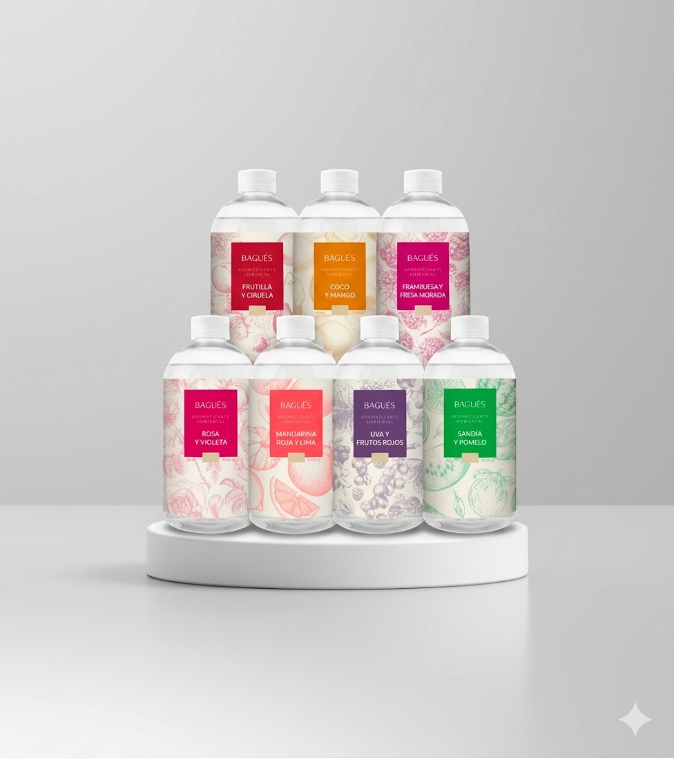 Surtido de coloridos productos de baño embotellados dispuestos sobre un pedestal blanco sobre un fondo gris.