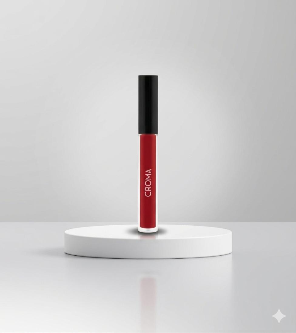 Tubo de brillo labial rojo con tapa negra sobre un pedestal blanco sobre un fondo gris.