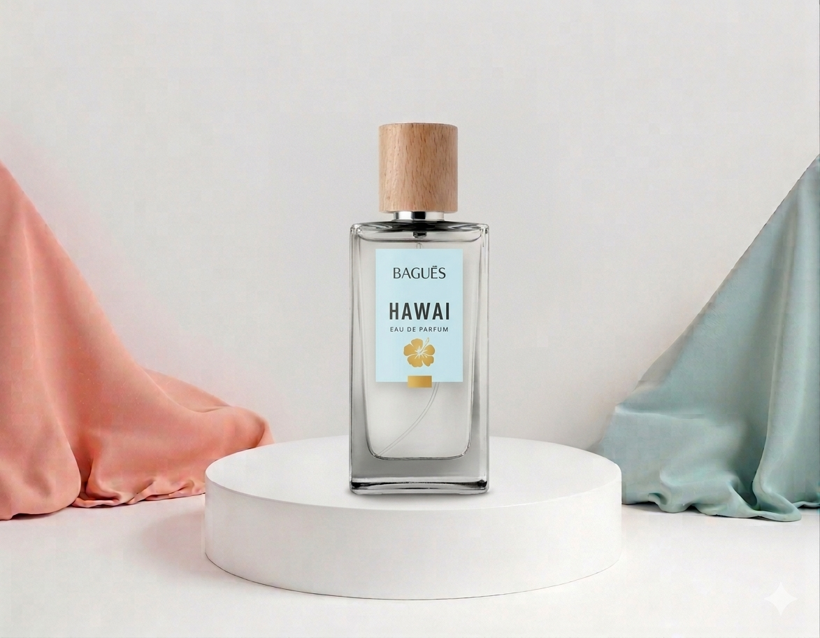 Frasco de perfume de cristal con tapón de corcho sobre un pedestal blanco, enmarcado por tela rosa y menta.