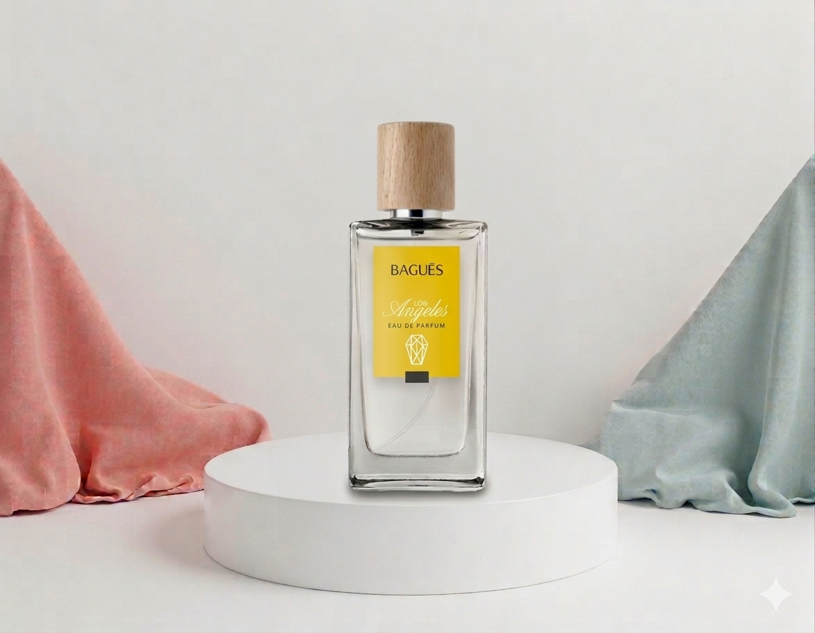 Frasco de perfume con tapón de corcho sobre un pedestal blanco, flanqueado por tela drapeada rosa y azul.