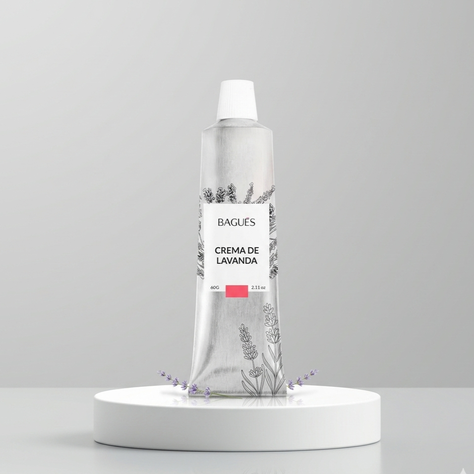 Frasco de crema de lavanda sobre un pedestal blanco con ilustraciones florales y fondo gris.