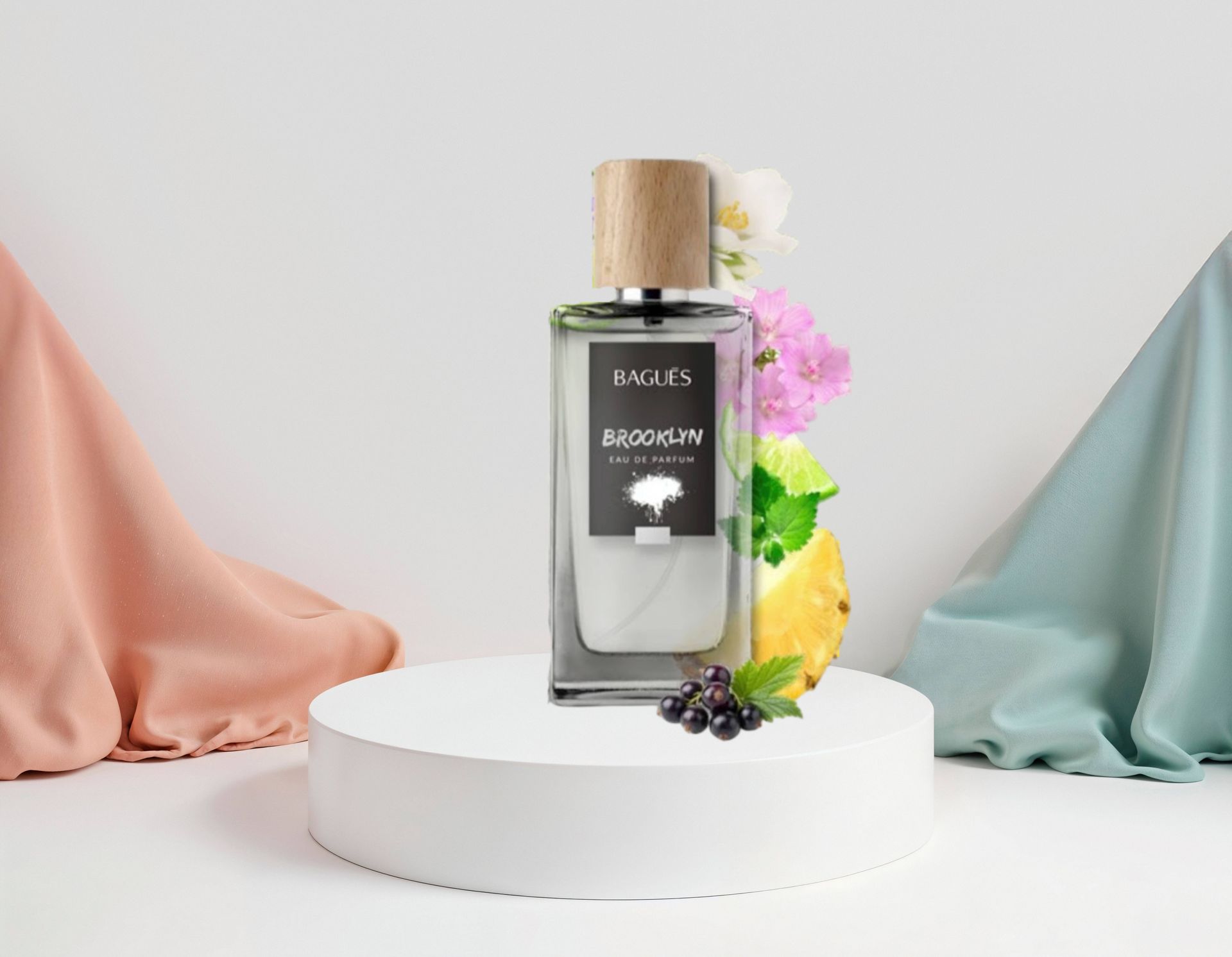Frasco de perfume con tapón de madera sobre pedestal blanco, enmarcado por tela en tonos pastel y flores.