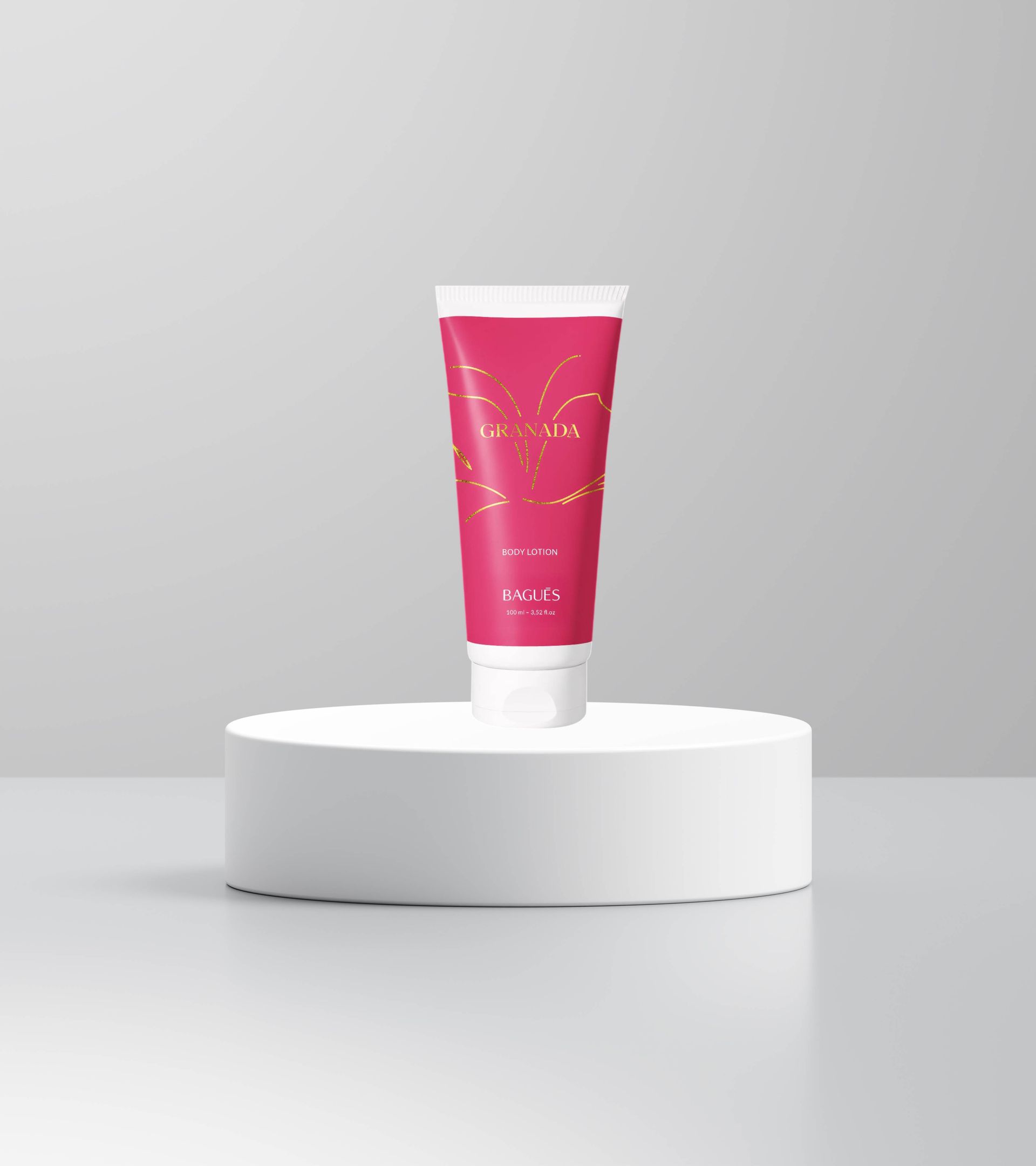 Tubo de cosméticos rosa sobre un pedestal blanco sobre un fondo gris claro.