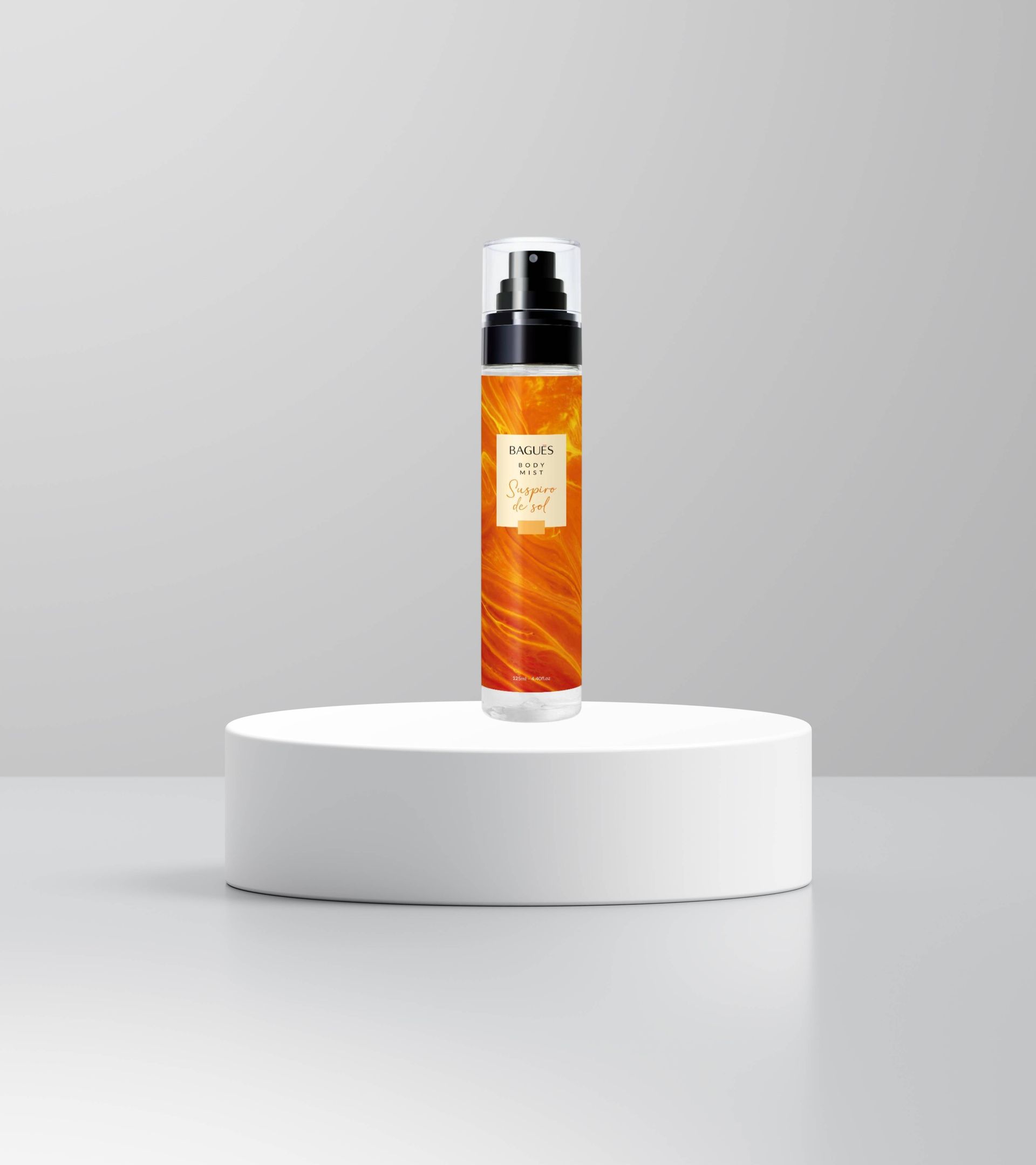 Frasco de cosméticos naranja sobre un pedestal blanco sobre un fondo gris claro.