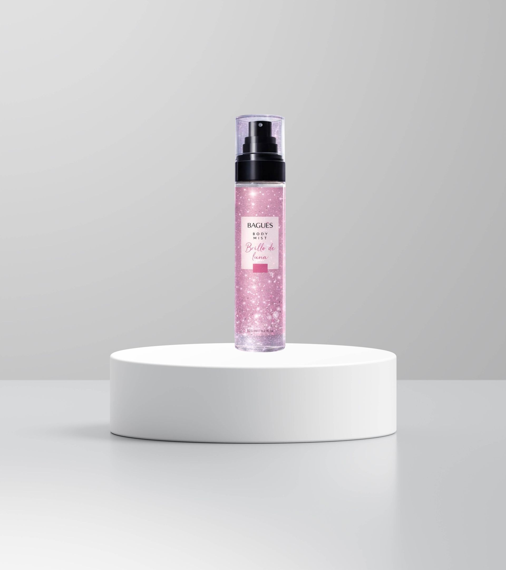 Frasco de spray cosmético rosa sobre un pedestal blanco sobre un fondo gris claro.