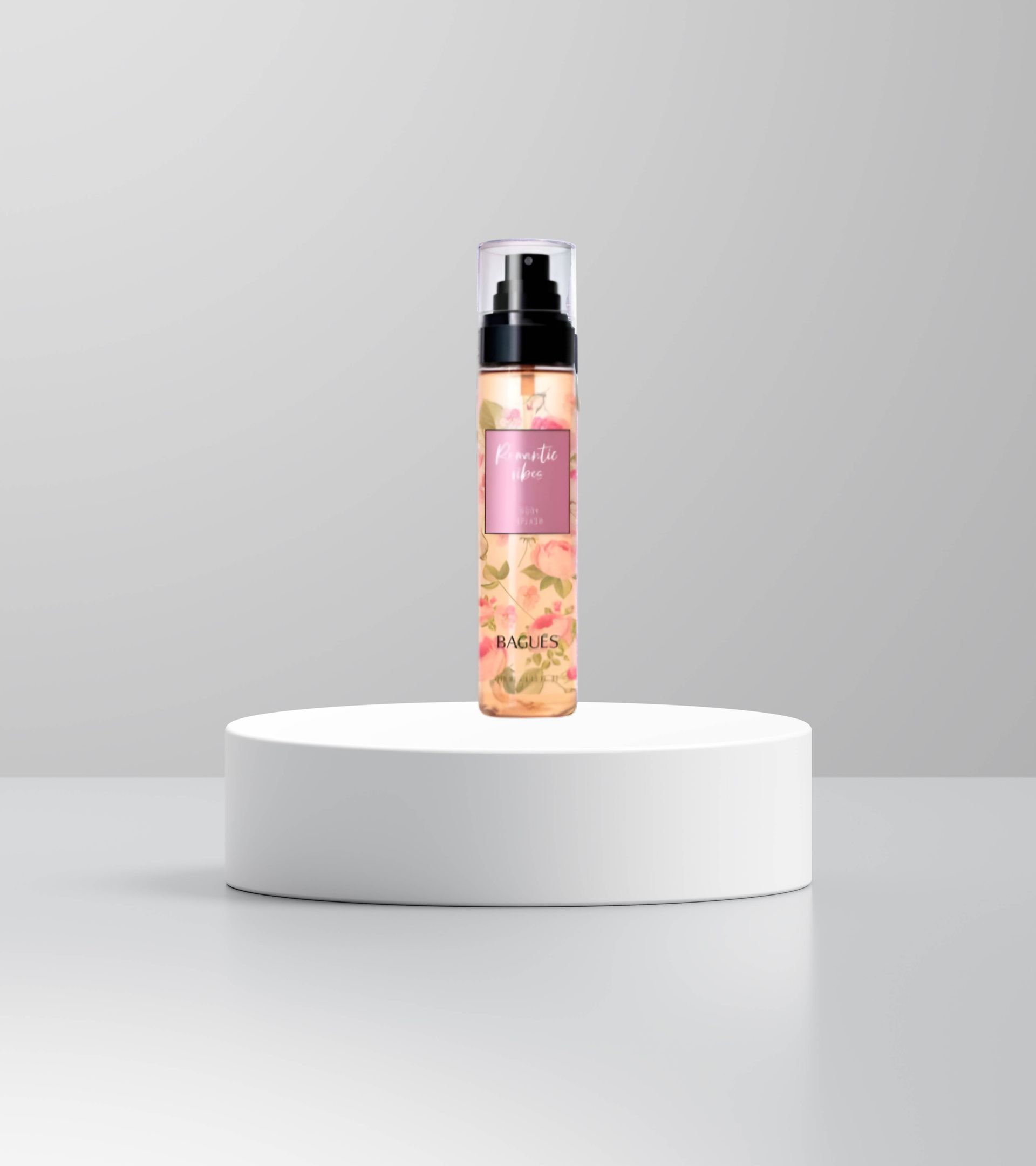 Un frasco de spray floral rosa sobre un pedestal blanco sobre un fondo gris claro.