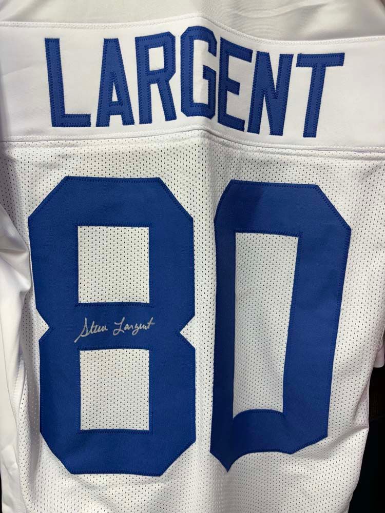 A white jersey with the number 80 on it