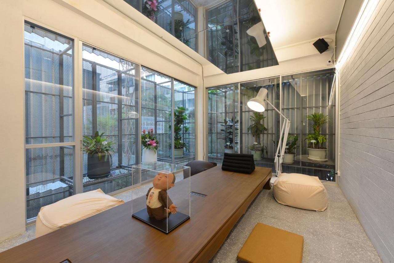 A room with a table , chairs , and a lamp.