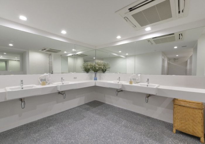 A bathroom with a lot of sinks and mirrors.