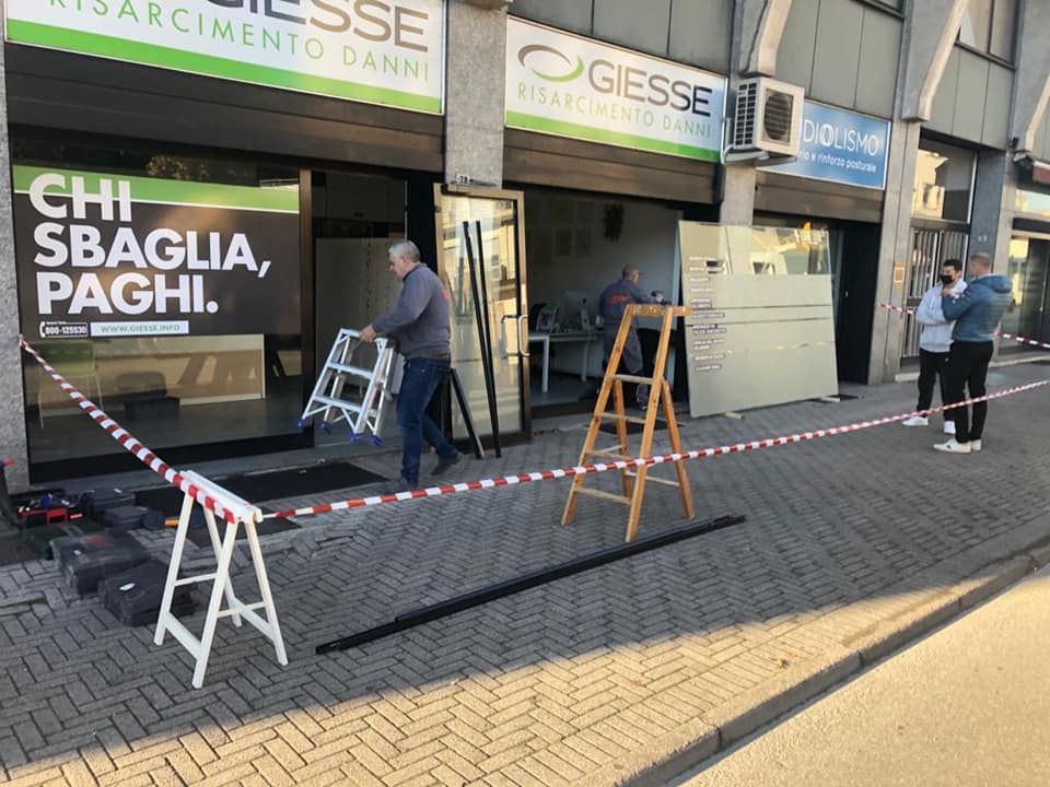 Vetrina durante l'installazione degli infissi