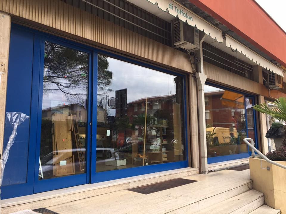 Vetrina dopo l'installazione degli infissi a Pordenone