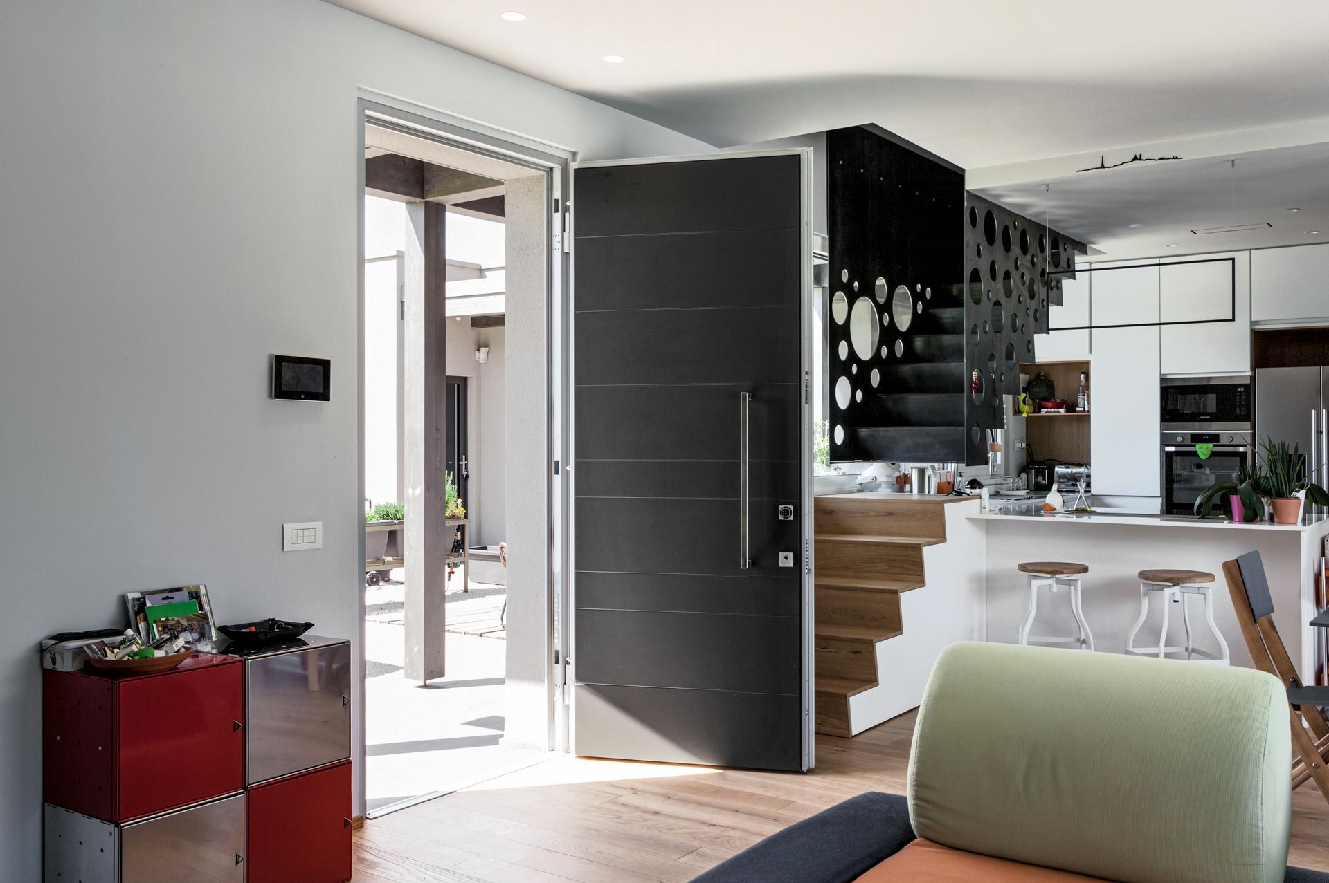 Porta blindata nera dal design moderno