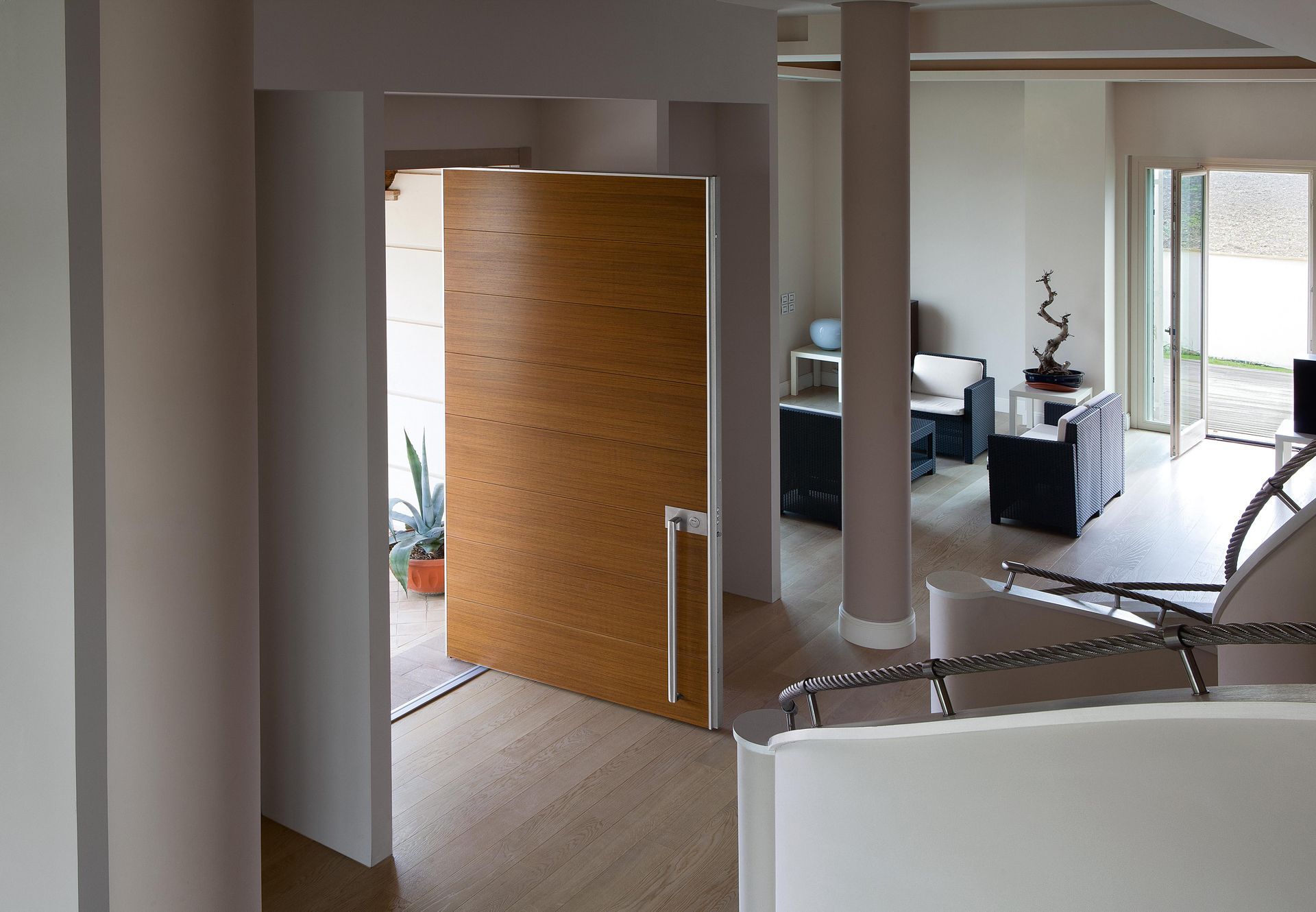Porta blindata in legno aperta vista dall'interno dell'appartamento