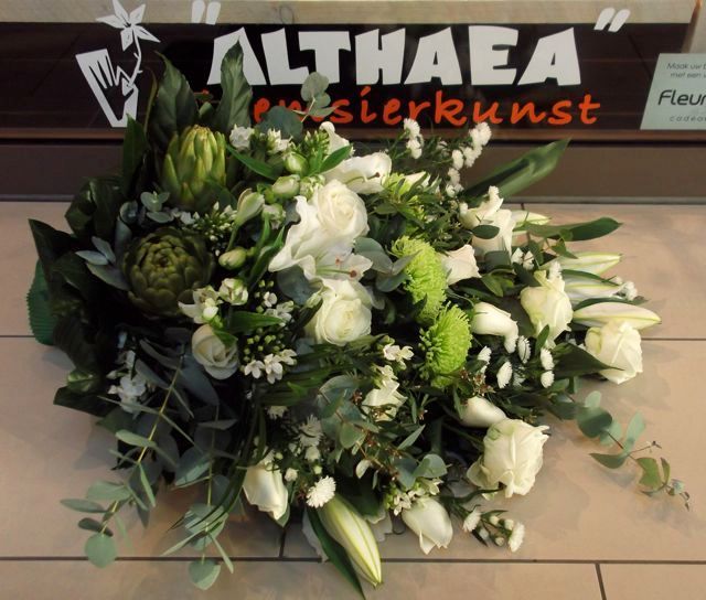 Een boeket witte bloemen van Althaea Bloemsierkunst uit Harderwijk