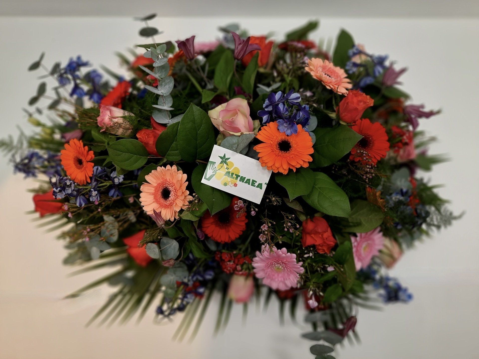 Kleurrijk rouwboeket van Althaea in druppelvorm