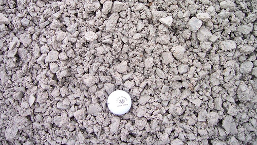 White bottle cap on gray gravel.