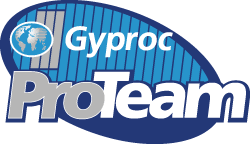 Gyproc Proteam-logo met blauw-wit gestreepte achtergrond en wereldbol-icoon