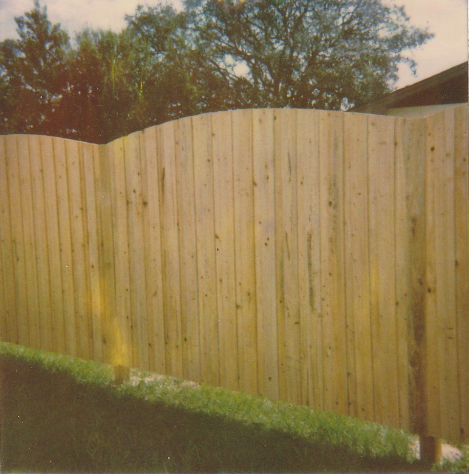 Convex board fence — Brooksville, FL — AARO Fence Inc. Convex board fence — Brooksville, FL — AARO Fence Inc.