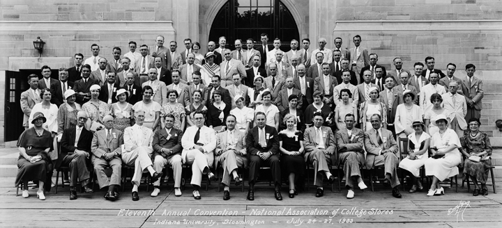 A large group of people are posing for a picture in front of a building.