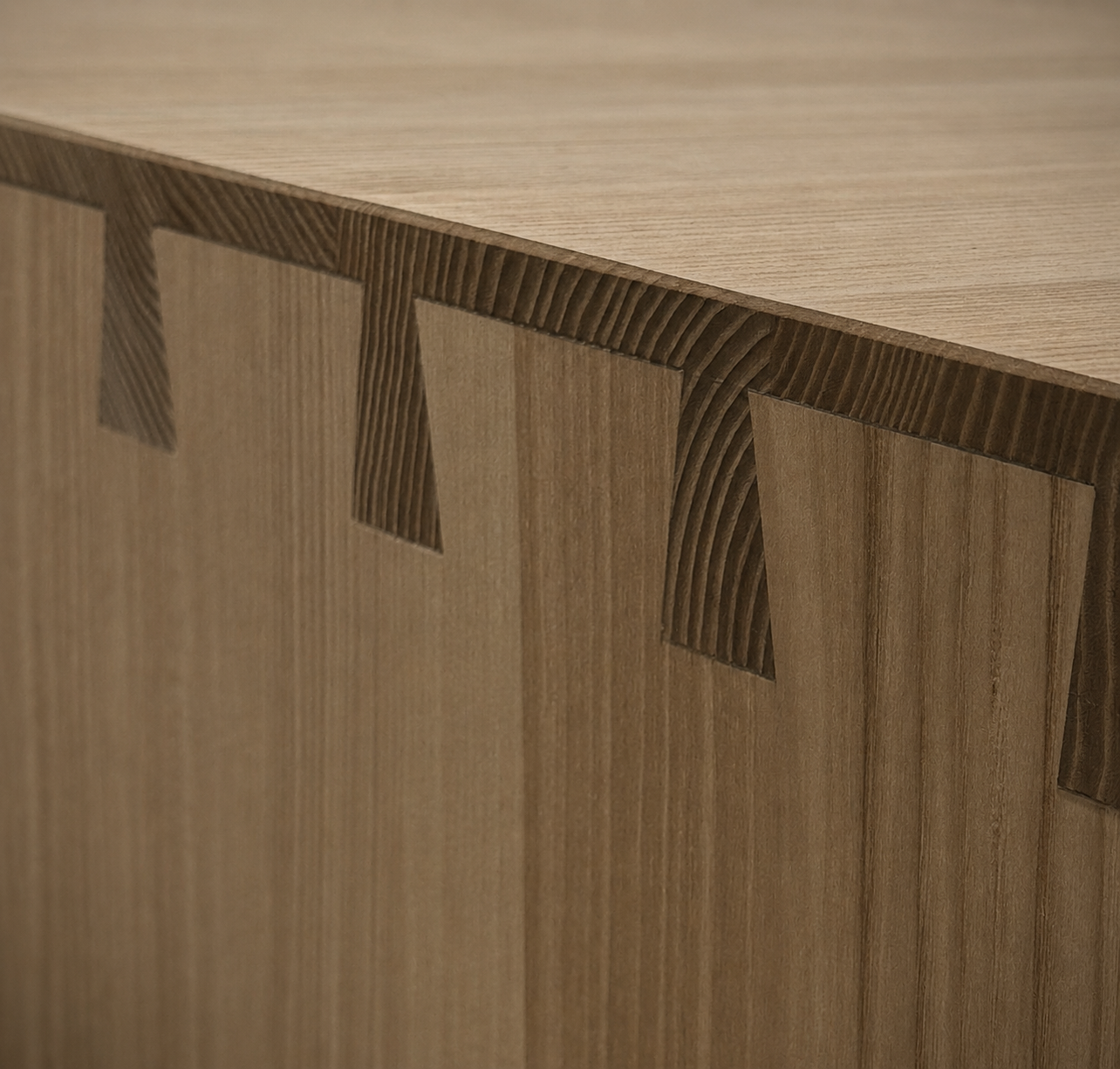 Massivholz aus Esche mit handwerklicher Holzverbindung