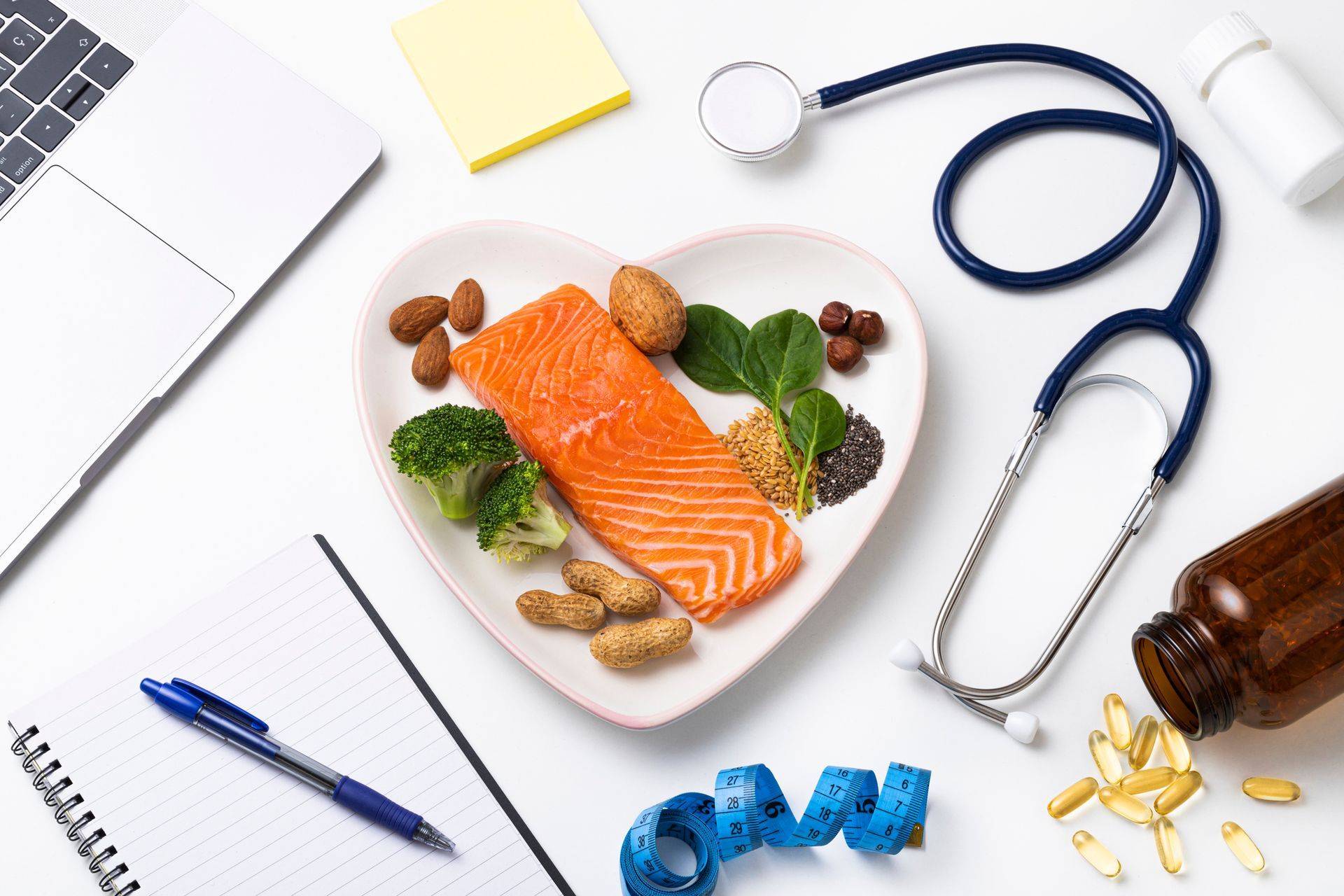 un piatto a forma di cuore con dentro salmone e verdure