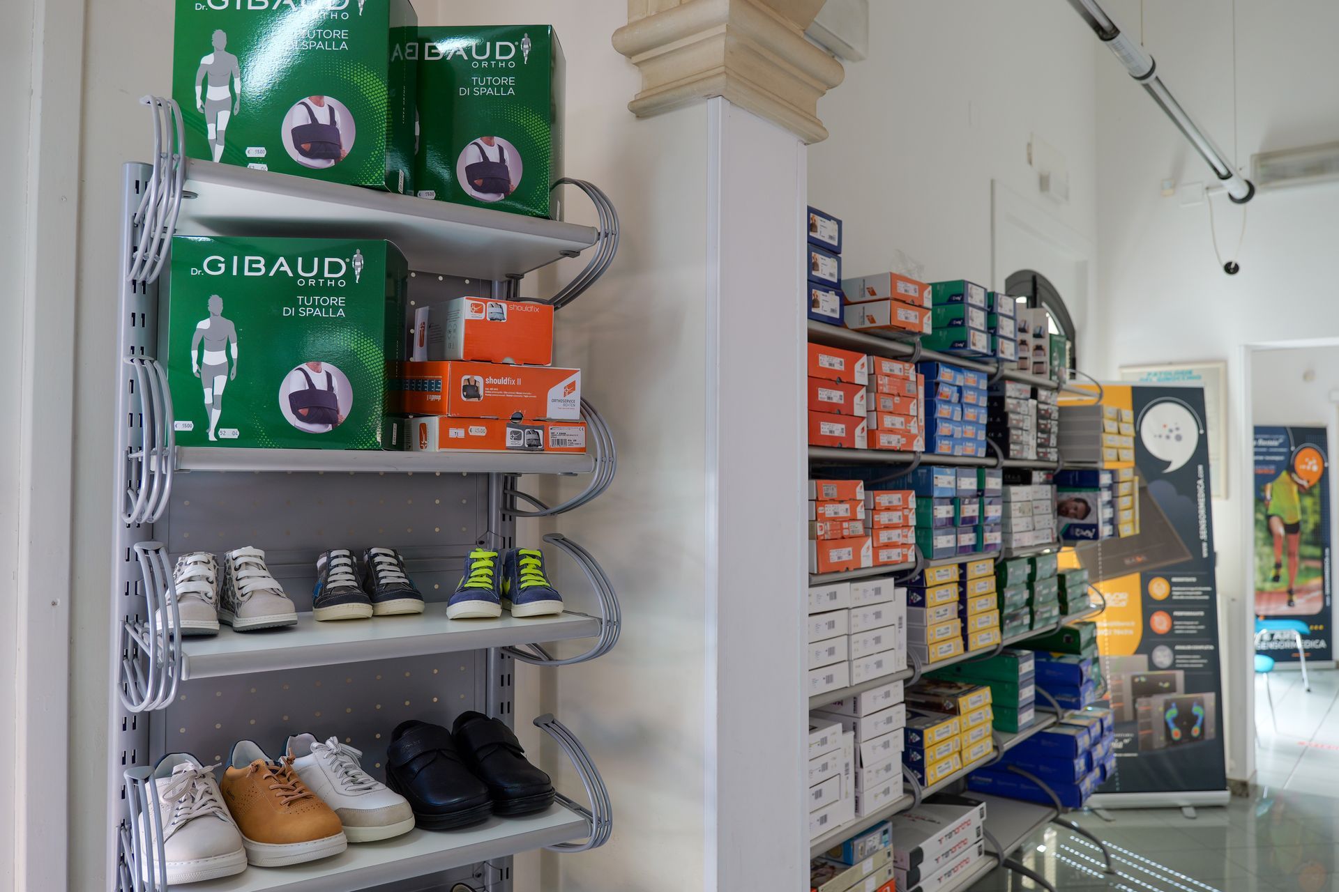 esposizione di scarpe ortopediche