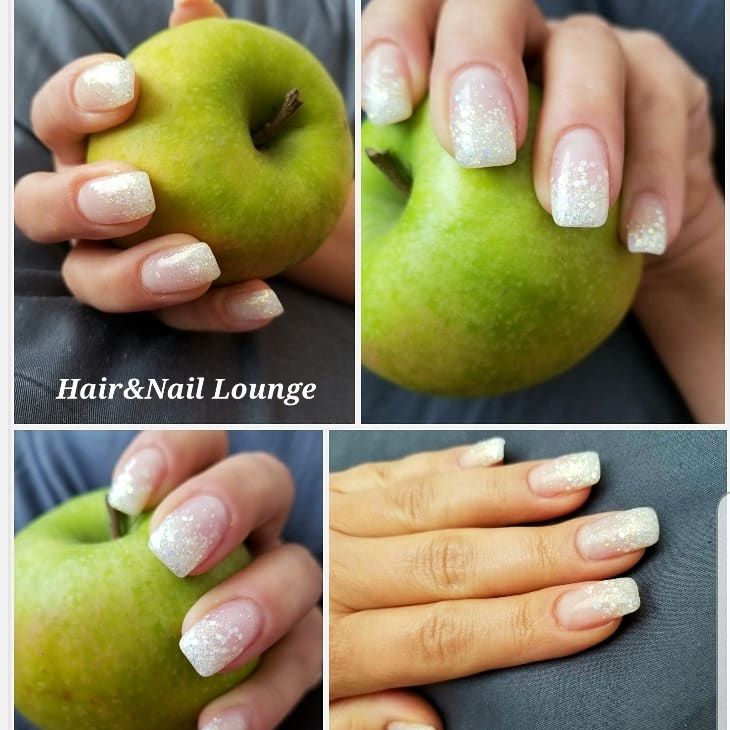 Collage von manikürten Händen, die einen grünen Apfel halten, mit glitzernden, hellrosa Nägeln in einem Nagelstudio.